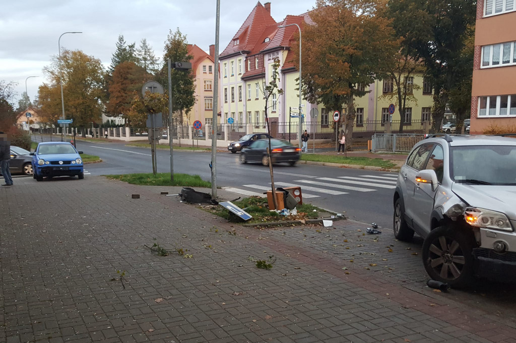 Poranna stłuczka na Kościuszki. Rozbite auta i infrastruktura drogowa