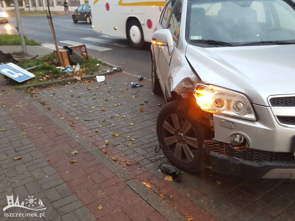 Poranna stłuczka na Kościuszki. Rozbite auta i infrastruktura drogowa