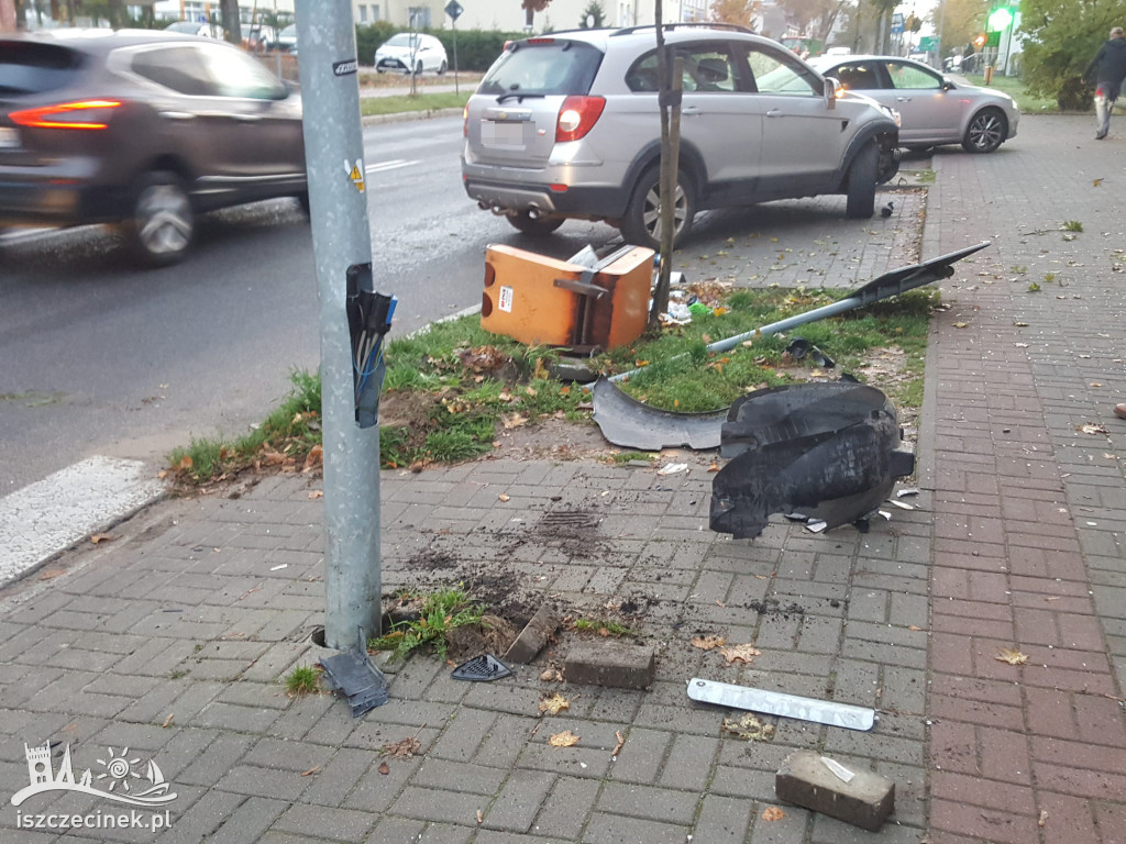Poranna stłuczka na Kościuszki. Rozbite auta i infrastruktura drogowa