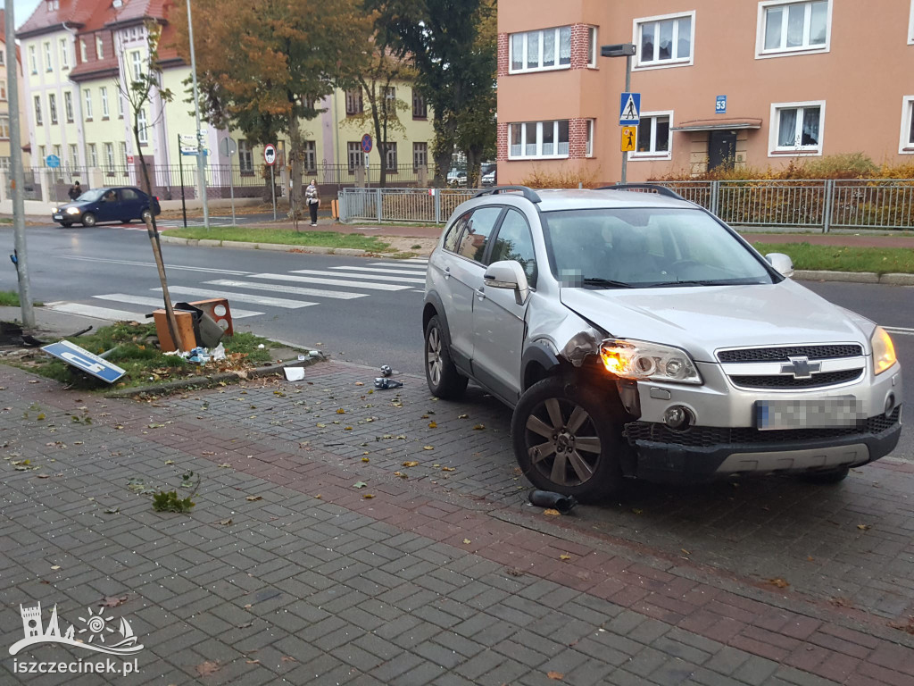 Poranna stłuczka na Kościuszki. Rozbite auta i infrastruktura drogowa