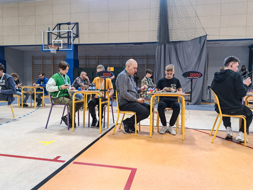 Takich zawodów w Szczecinku jeszcze nie było. Zjechali się speedcuberzy