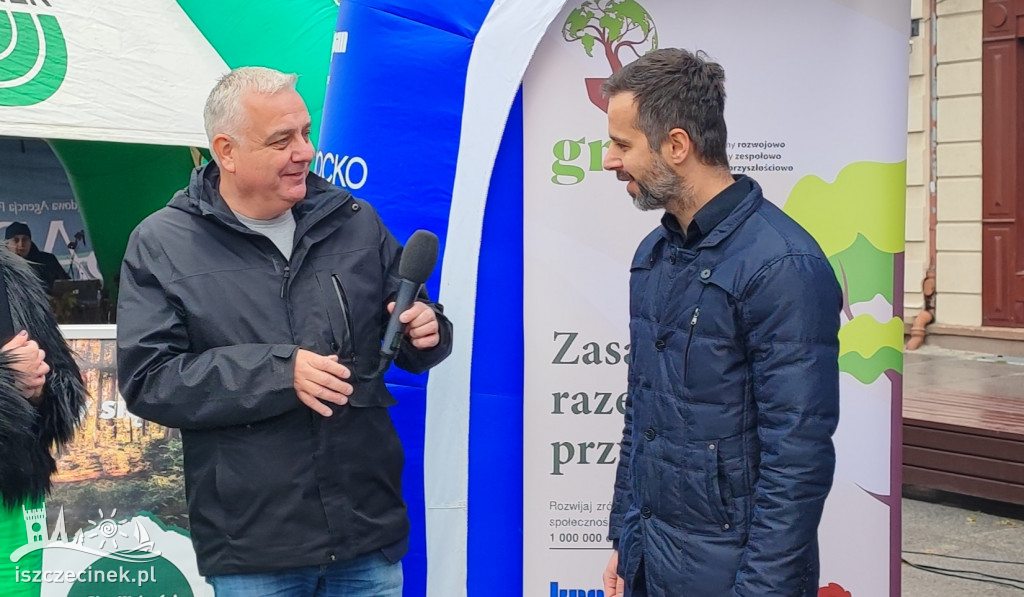 Przed ratuszem dzielili się zielenią