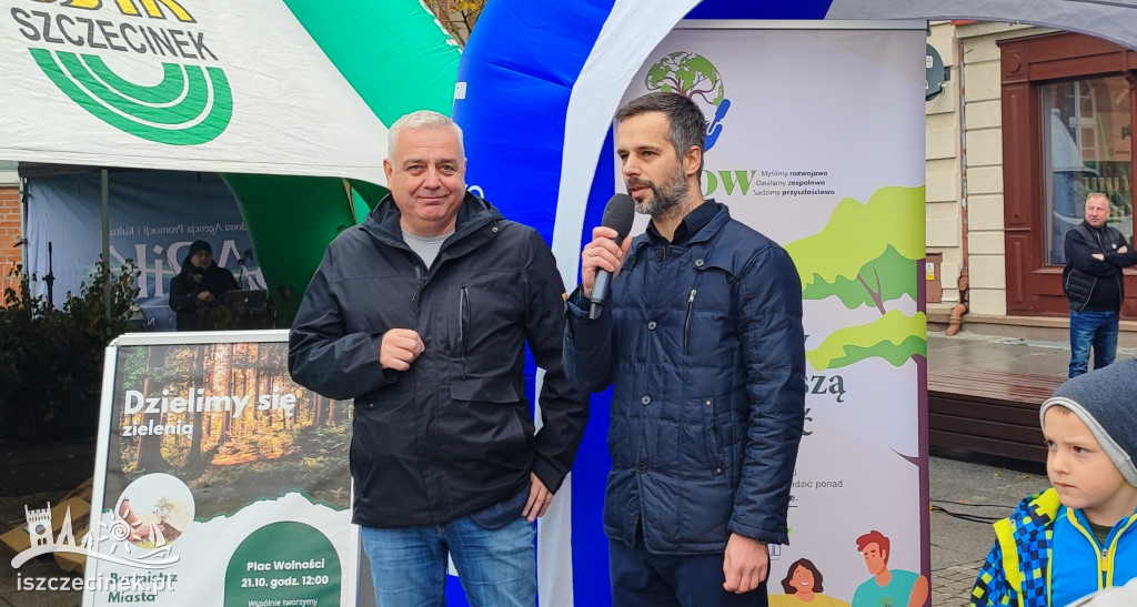 Przed ratuszem dzielili się zielenią