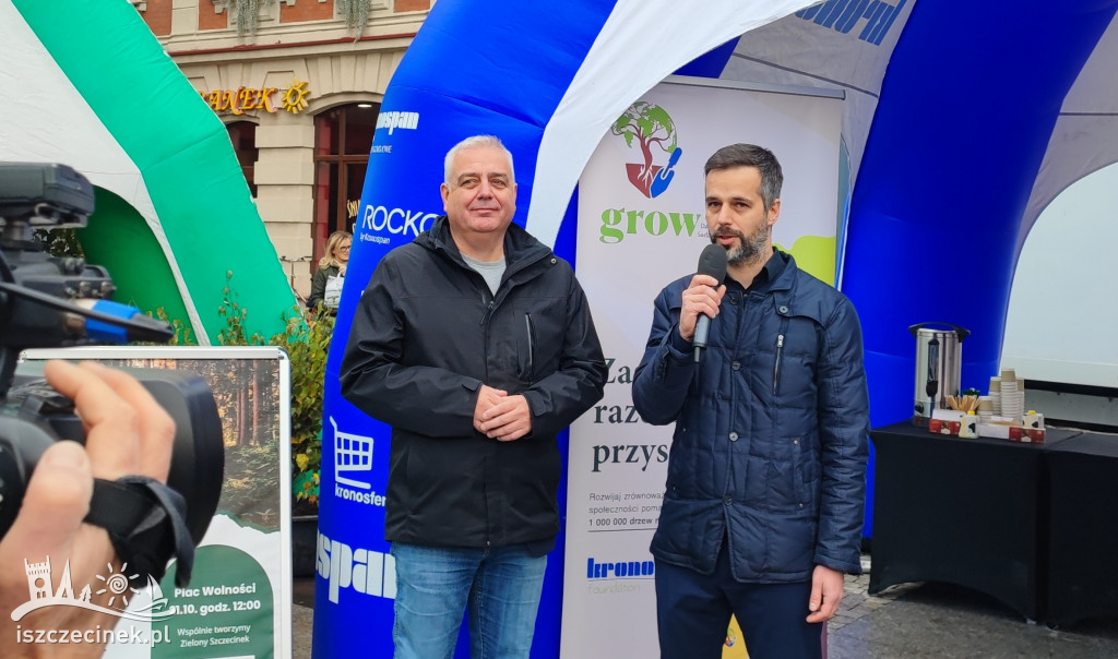 Przed ratuszem dzielili się zielenią