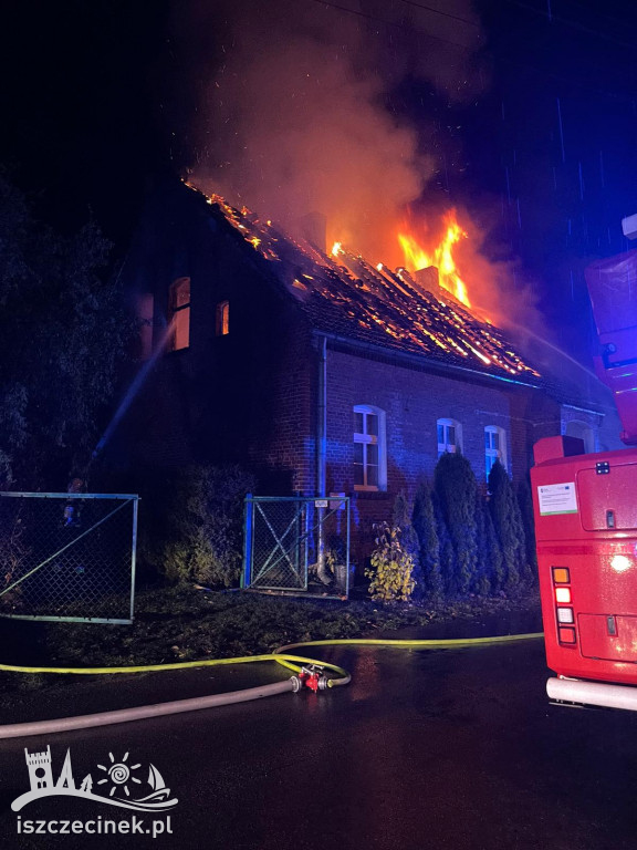 Nad ranem spłonął budynek mieszkalny. Dwie rodziny straciły dach nad głową