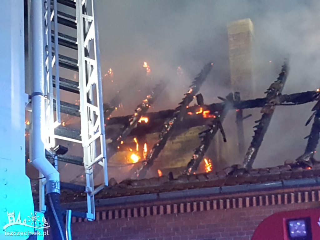 Nad ranem spłonął budynek mieszkalny. Dwie rodziny straciły dach nad głową