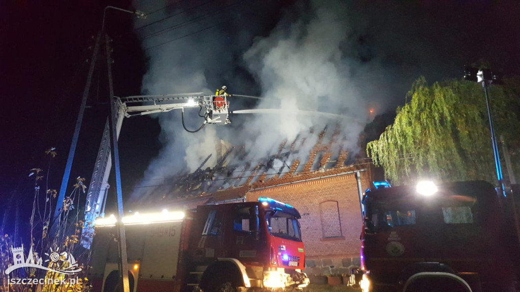 Nad ranem spłonął budynek mieszkalny. Dwie rodziny straciły dach nad głową