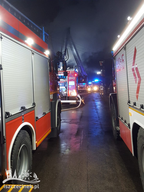 Nad ranem spłonął budynek mieszkalny. Dwie rodziny straciły dach nad głową
