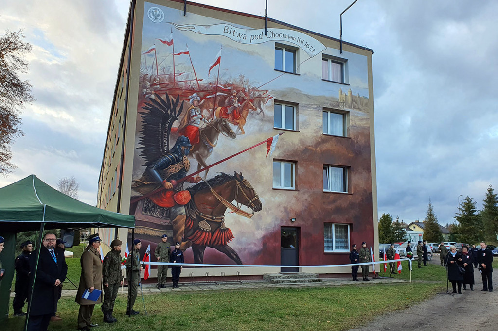 Mural patriotyczny ubarwił białoborską „Siódemkę”