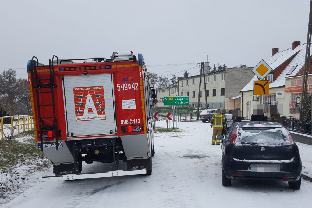 Poślizg zakończony stłuczką. Ślisko na drogach