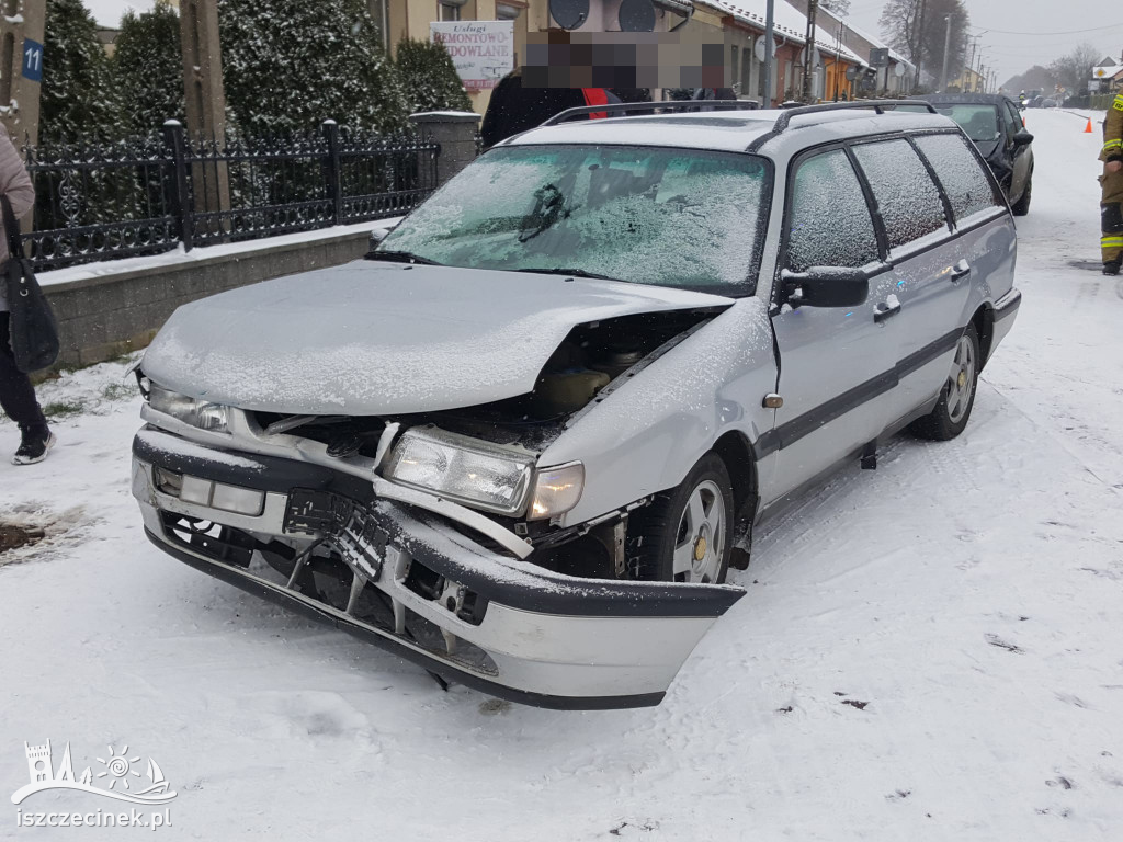 Poślizg zakończony stłuczką. Ślisko na drogach