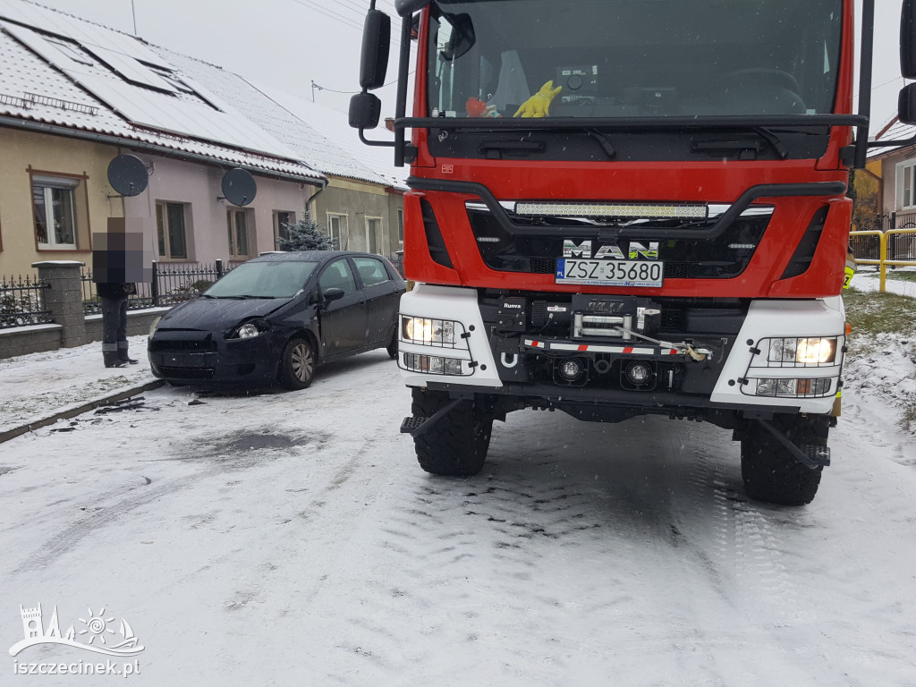 Poślizg zakończony stłuczką. Ślisko na drogach