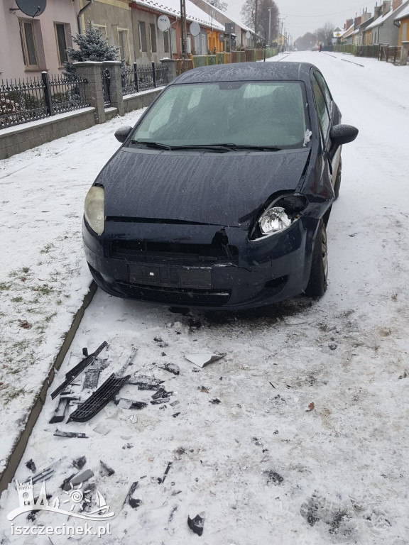 Poślizg zakończony stłuczką. Ślisko na drogach