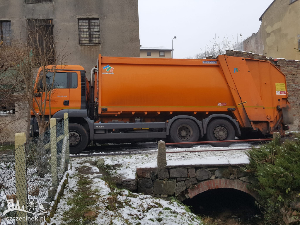 BIAŁY BÓR. Przepust zapadł się pod śmieciarką