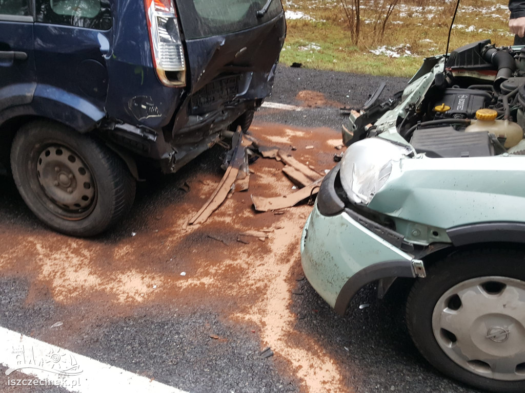 Karambol na DK20, zderzyły się cztery samochody.