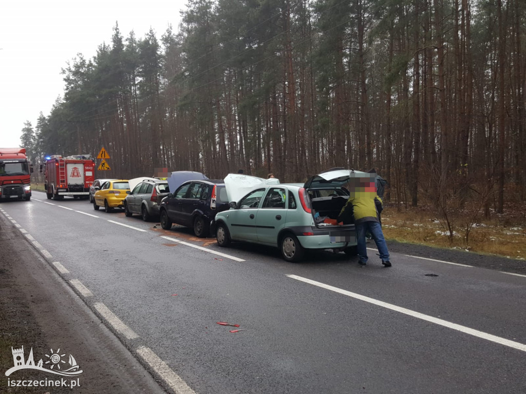 Karambol na DK20, zderzyły się cztery samochody.