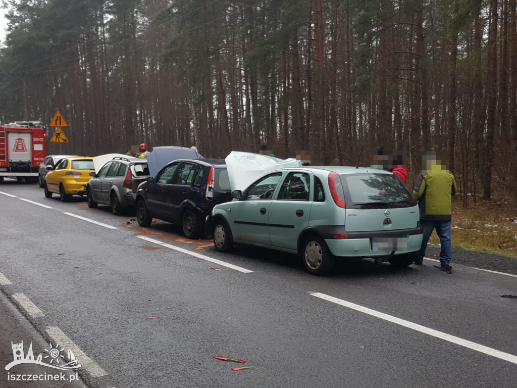 Karambol na DK20, zderzyły się cztery samochody.
