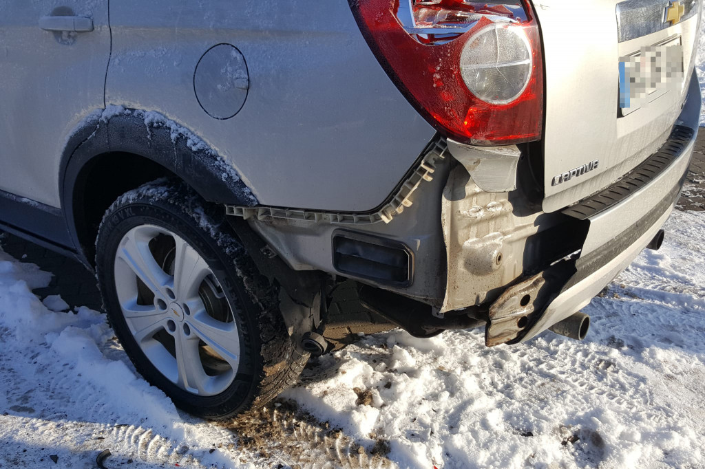 Ktoś uszkodził auto i odjechał. Poszukiwani świadkowie