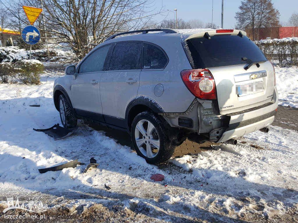 Ktoś uszkodził auto i odjechał. Poszukiwani świadkowie
