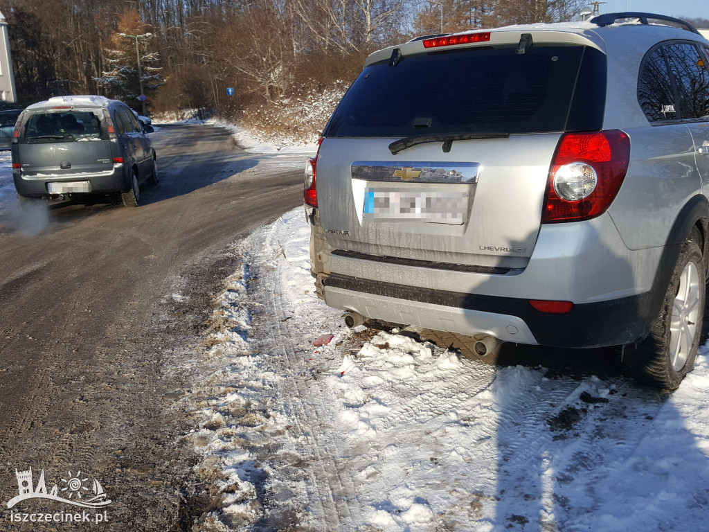 Ktoś uszkodził auto i odjechał. Poszukiwani świadkowie
