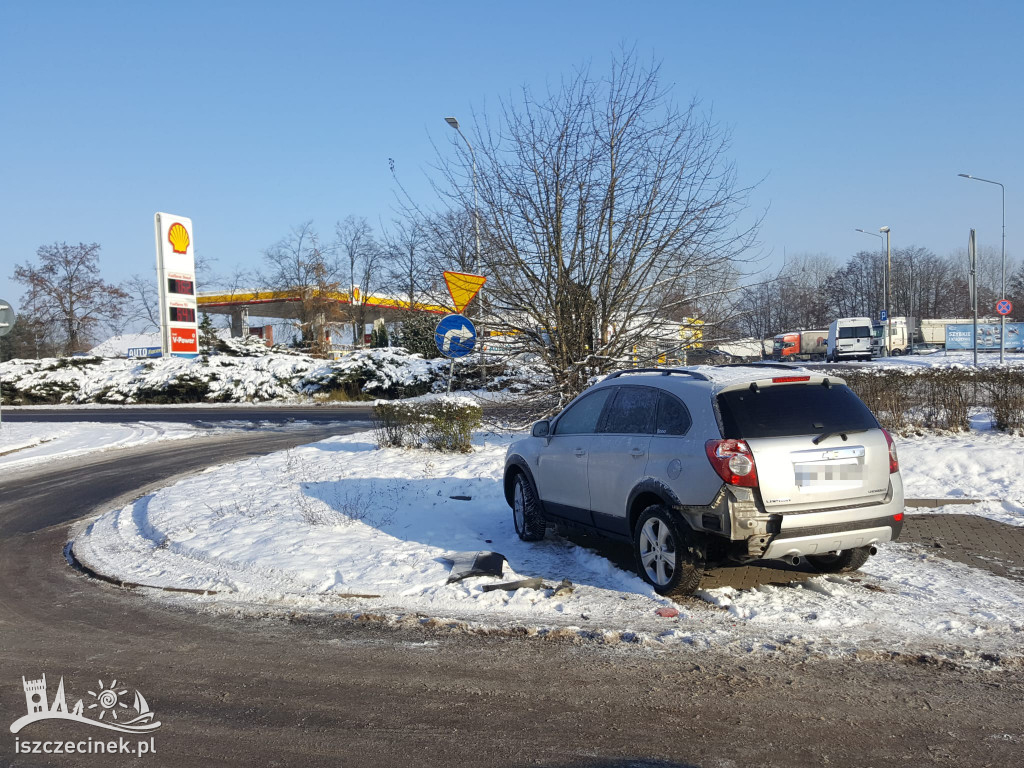 Ktoś uszkodził auto i odjechał. Poszukiwani świadkowie