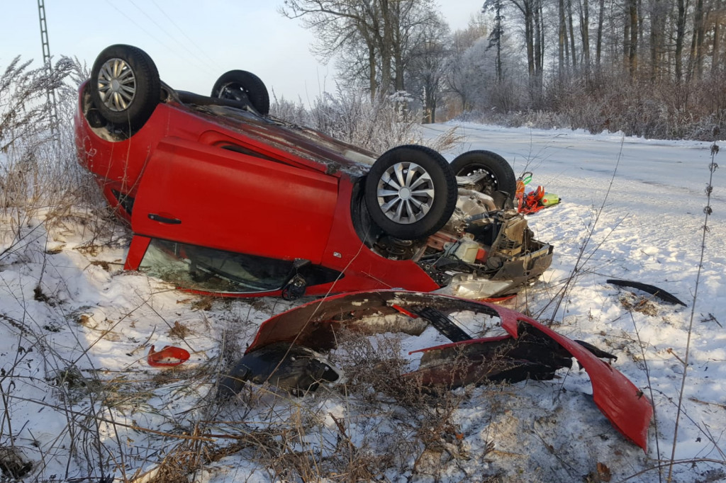 Poślizg zakończony w przydrożnym rowie. Auto dachowało