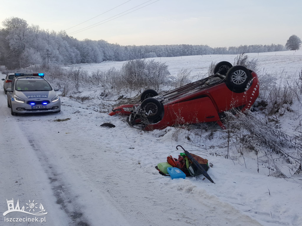 Poślizg zakończony w przydrożnym rowie. Auto dachowało