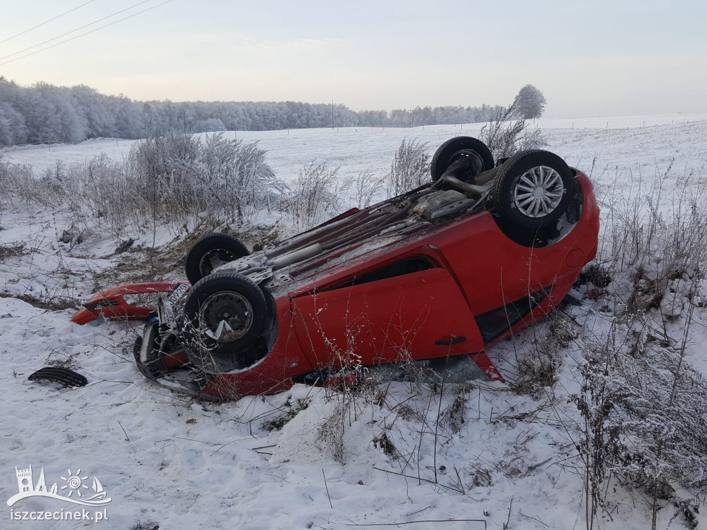 Poślizg zakończony w przydrożnym rowie. Auto dachowało