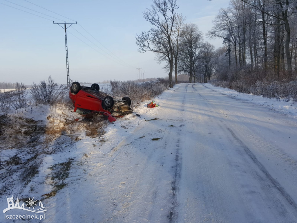 Poślizg zakończony w przydrożnym rowie. Auto dachowało