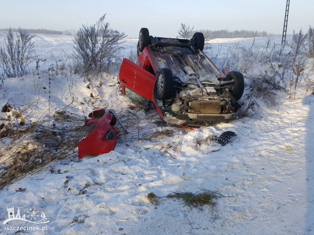 Poślizg zakończony w przydrożnym rowie. Auto dachowało