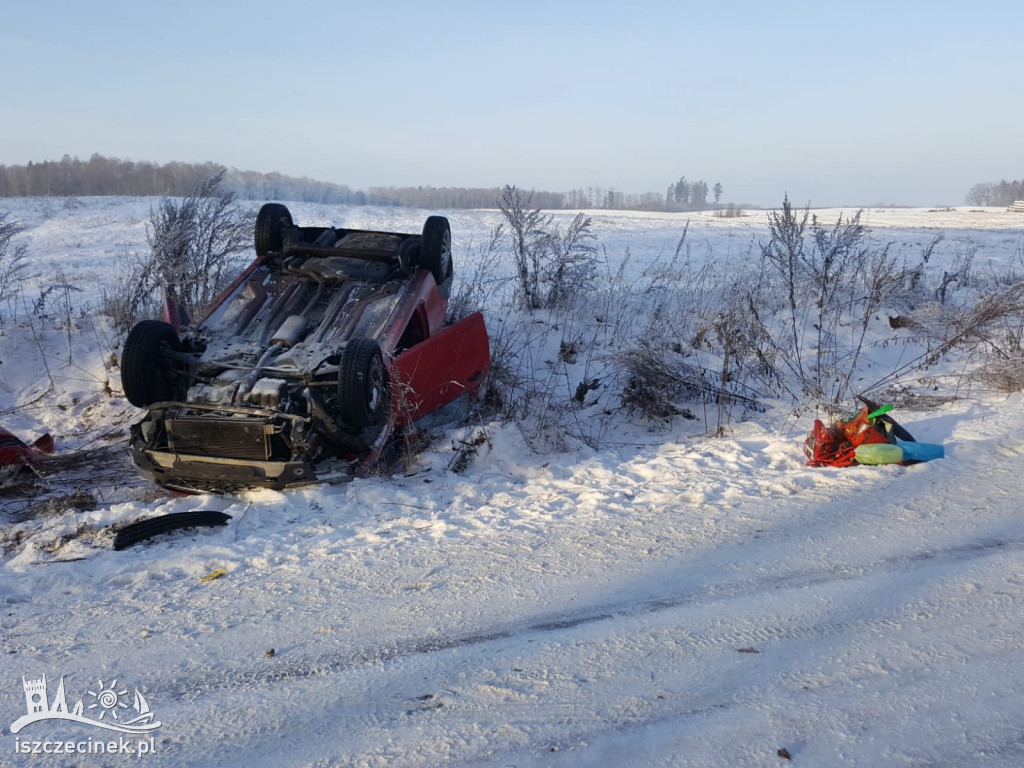 Poślizg zakończony w przydrożnym rowie. Auto dachowało