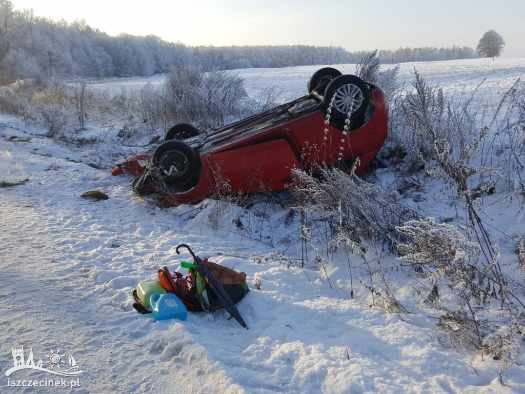 Poślizg zakończony w przydrożnym rowie. Auto dachowało