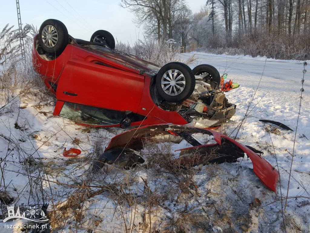 Poślizg zakończony w przydrożnym rowie. Auto dachowało