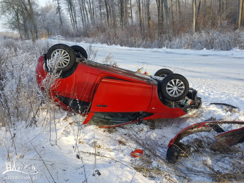 Poślizg zakończony w przydrożnym rowie. Auto dachowało