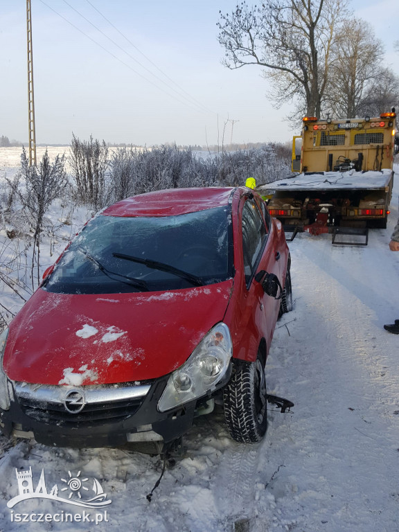 Poślizg zakończony w przydrożnym rowie. Auto dachowało