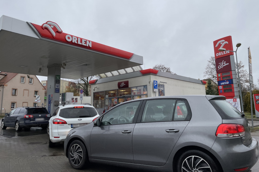 Duży ruch na stacjach paliw w Szczecinku. Od 1 stycznia wraca 23-procentowy VAT