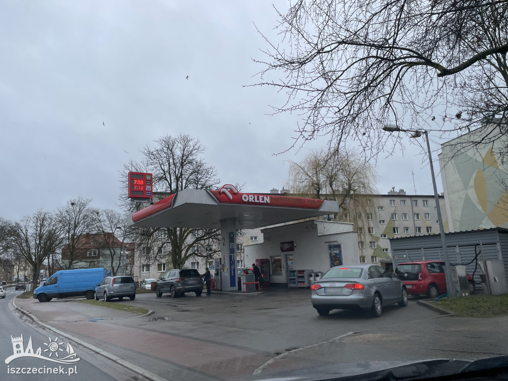 Duży ruch na stacjach paliw w Szczecinku. Od 1 stycznia wraca 23-procentowy VAT