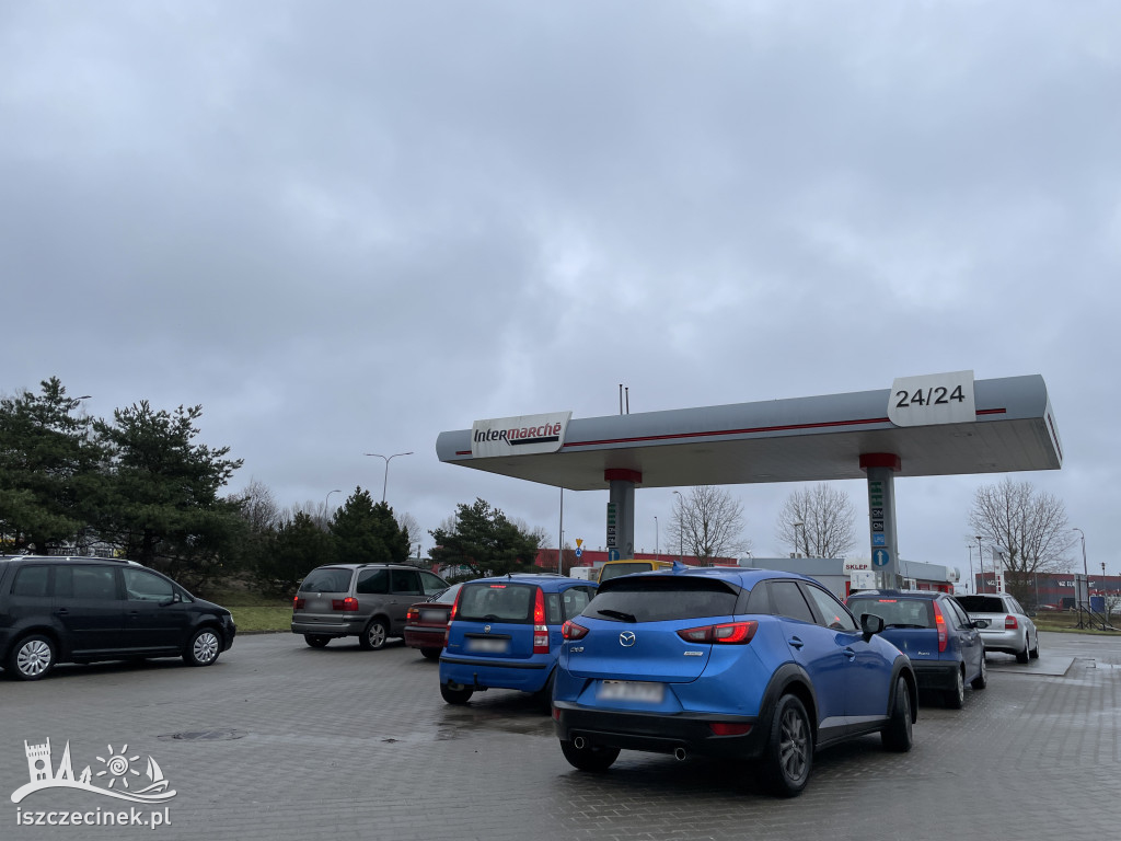 Duży ruch na stacjach paliw w Szczecinku. Od 1 stycznia wraca 23-procentowy VAT