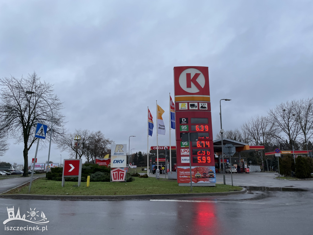 Duży ruch na stacjach paliw w Szczecinku. Od 1 stycznia wraca 23-procentowy VAT
