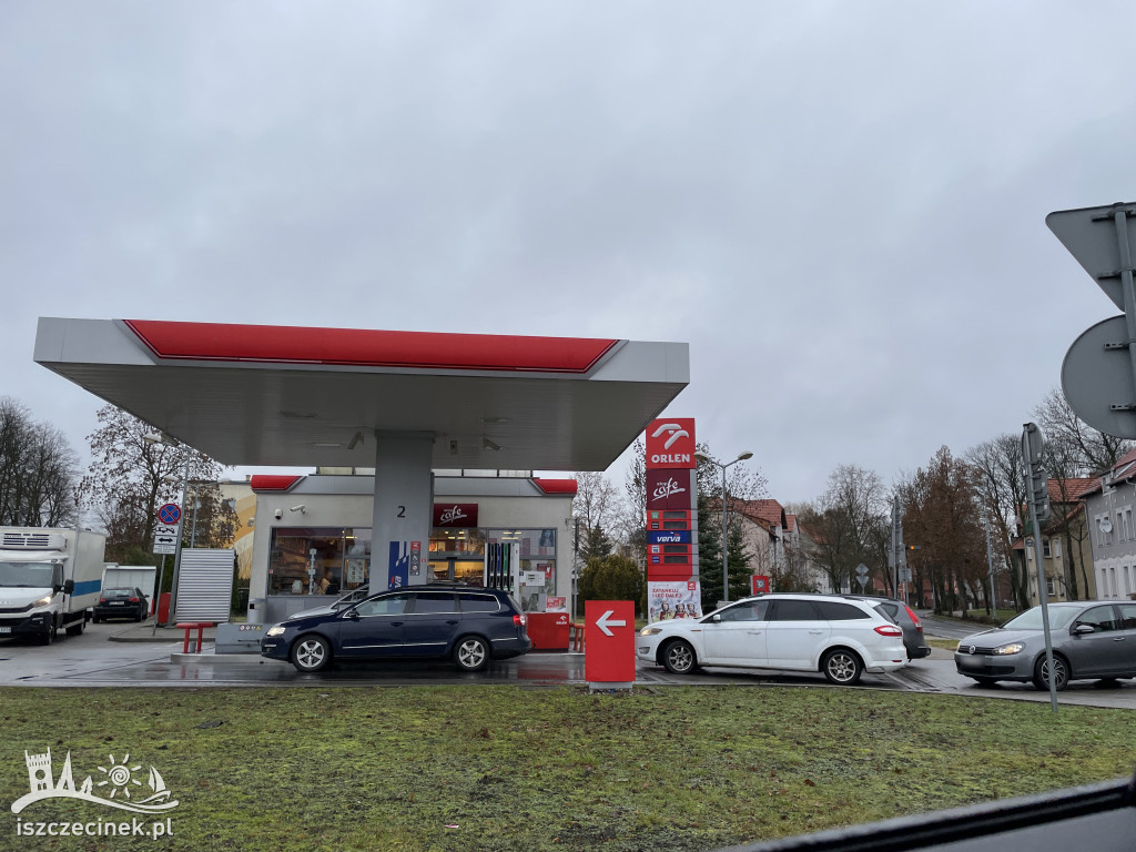 Duży ruch na stacjach paliw w Szczecinku. Od 1 stycznia wraca 23-procentowy VAT