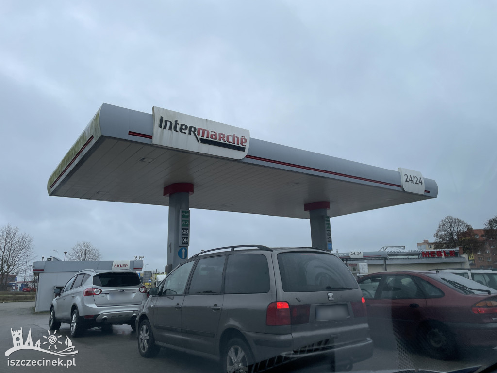 Duży ruch na stacjach paliw w Szczecinku. Od 1 stycznia wraca 23-procentowy VAT