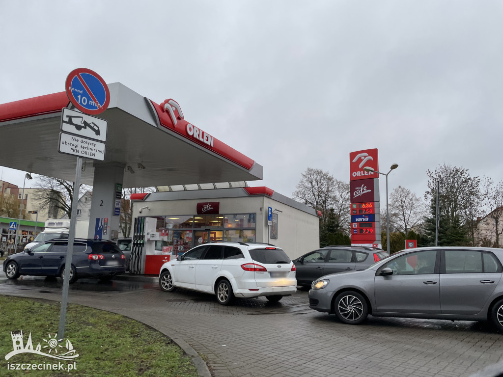 Duży ruch na stacjach paliw w Szczecinku. Od 1 stycznia wraca 23-procentowy VAT