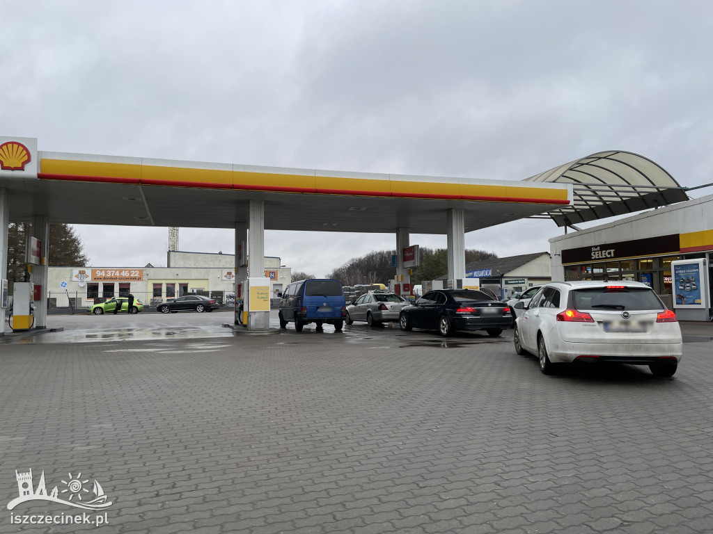 Duży ruch na stacjach paliw w Szczecinku. Od 1 stycznia wraca 23-procentowy VAT