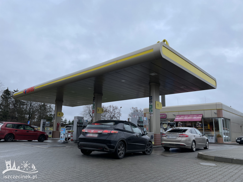 Duży ruch na stacjach paliw w Szczecinku. Od 1 stycznia wraca 23-procentowy VAT