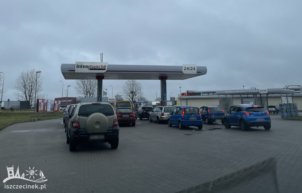 Duży ruch na stacjach paliw w Szczecinku. Od 1 stycznia wraca 23-procentowy VAT