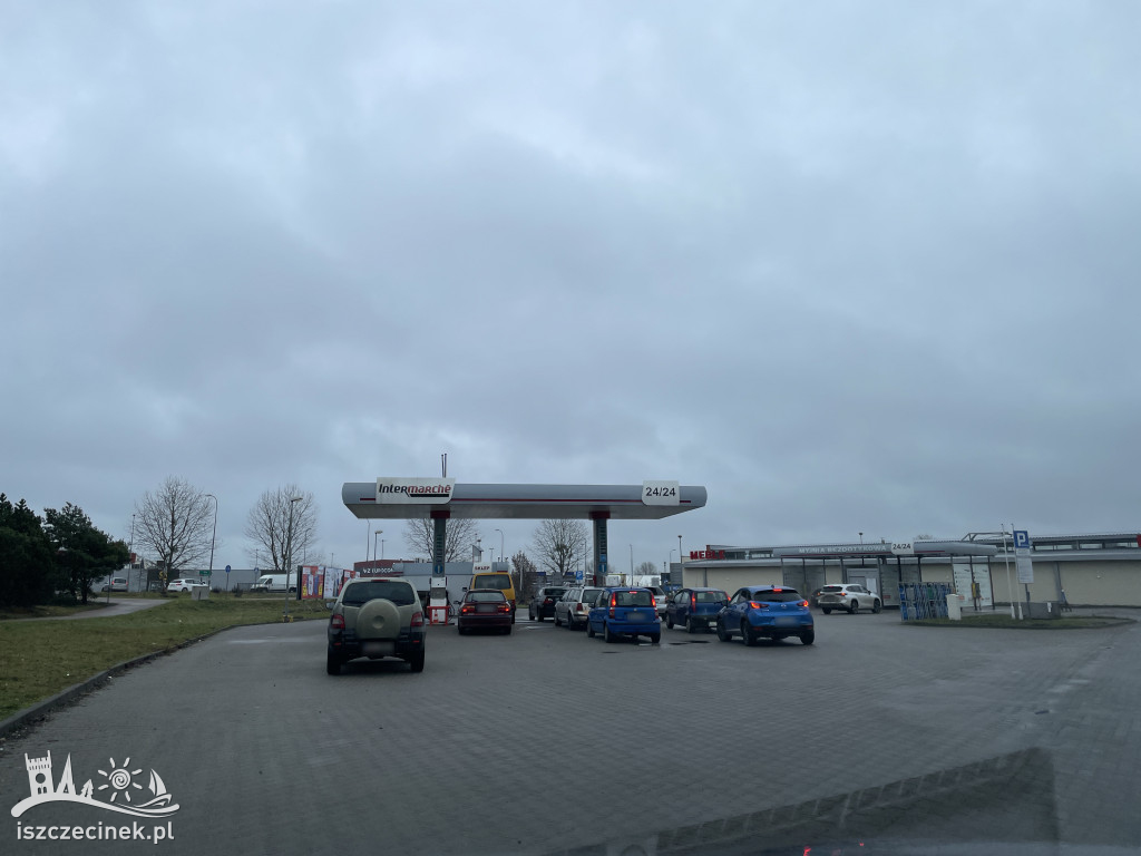 Duży ruch na stacjach paliw w Szczecinku. Od 1 stycznia wraca 23-procentowy VAT