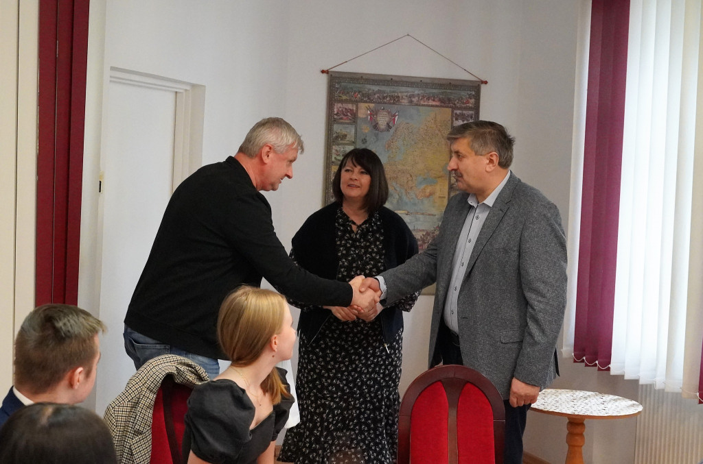 BORNE SULINOWO. Sportowcy z dyplomami, burmistrz z medalem