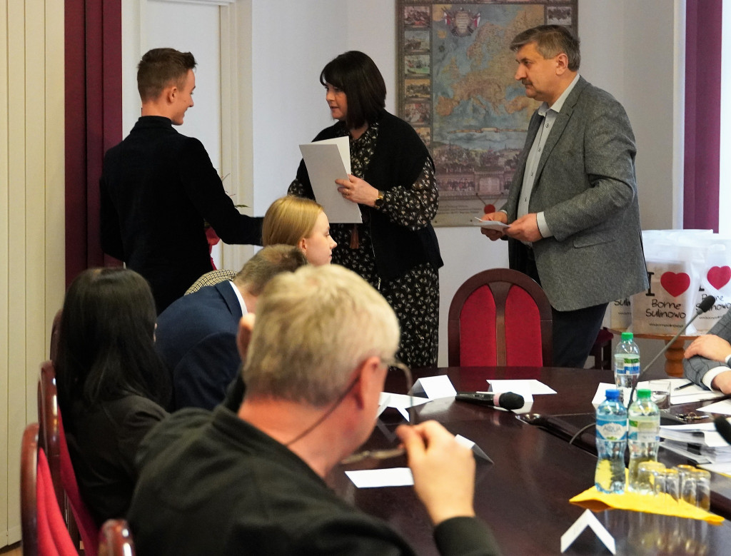 BORNE SULINOWO. Sportowcy z dyplomami, burmistrz z medalem
