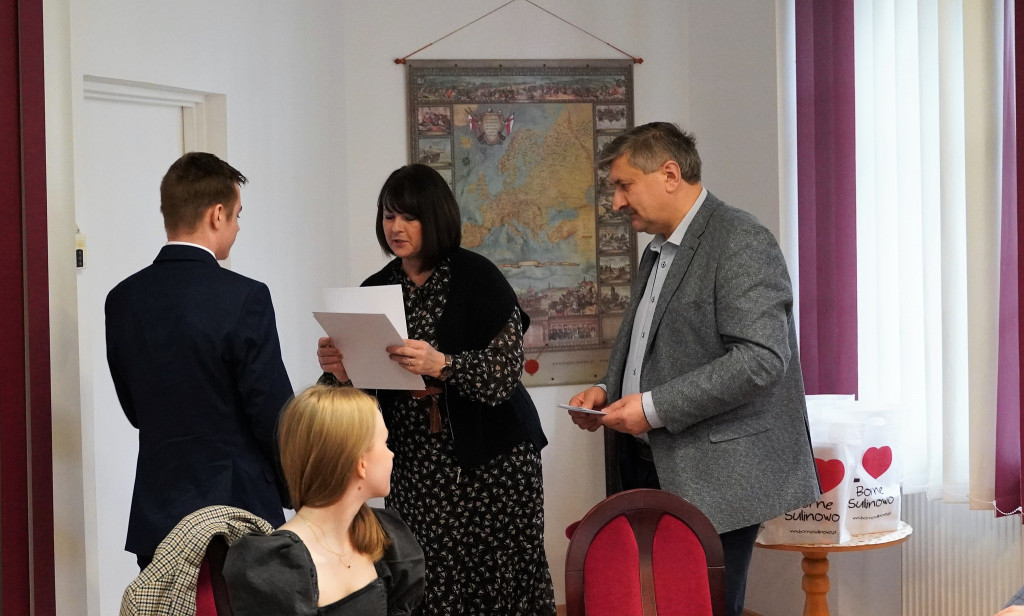 BORNE SULINOWO. Sportowcy z dyplomami, burmistrz z medalem