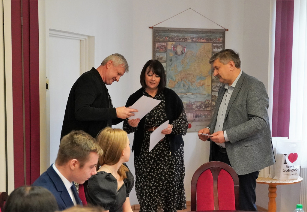 BORNE SULINOWO. Sportowcy z dyplomami, burmistrz z medalem